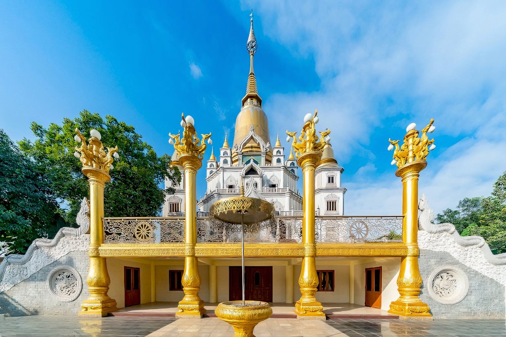 The hall's roof is designed according to ancient Thai architecture with multiple layers of curved roofs stacked in tiers